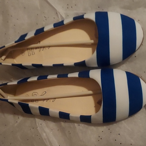 NWT Women's Lilly U  Spirited Flat Shoes with carring bag - Picture 3 of 7